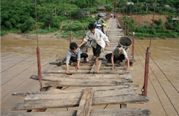 Cầu treo - Hiểm họa khôn lường trong mùa mưa lũ